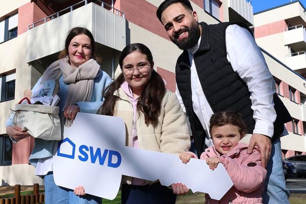 Familie El Makhtrioui mit dem symbolischen Schlüssel für die neue Wohnung in der Chemnit zer Strase