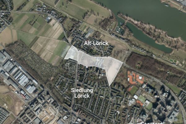Ein Satellitenbild, das die Entwicklung und Planung einer städtischen Siedlung zeigt, wobei die Umrisse der Gebiete klar erkennbar sind.