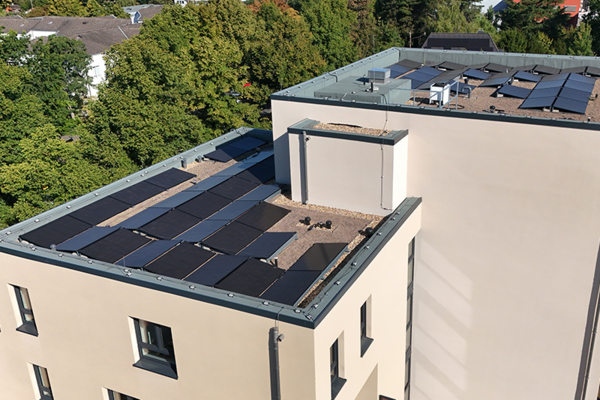 Ernst-Derra-Straße 4 mit PV-Dachanlage