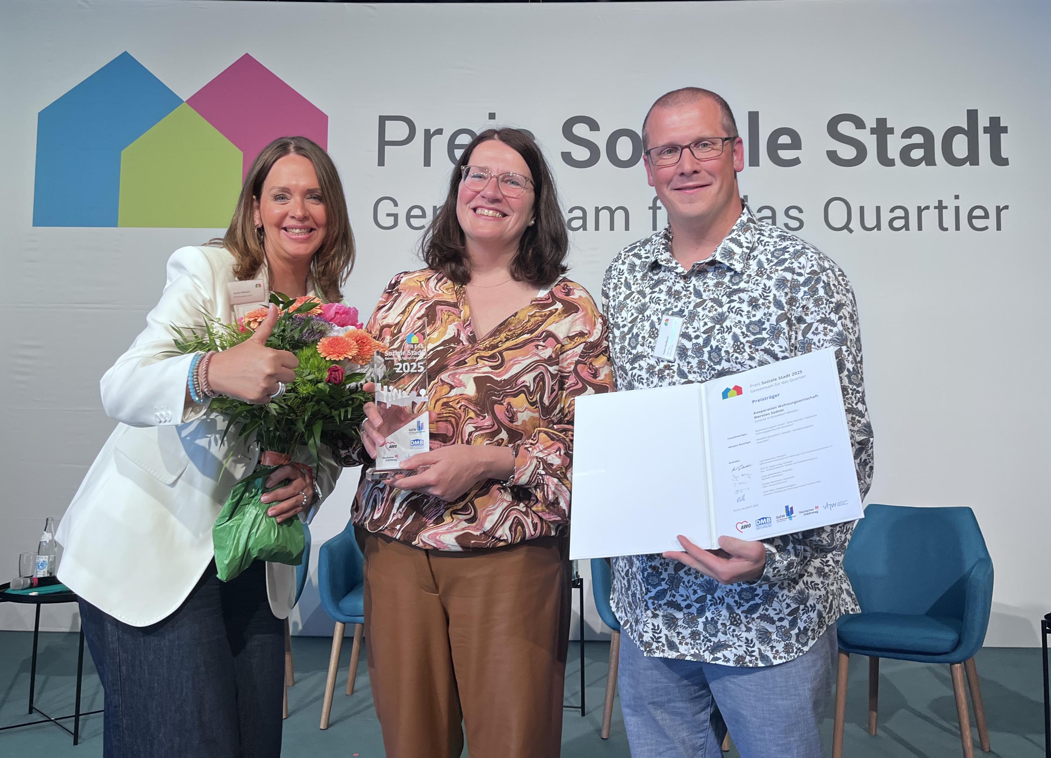 Preisverleihung Soziale Stadt Quartiersmanagerin Claudia Wußmann Rheinwohnungsbau, Quartiersmanagerin Dorothee Linneweweber und Tobia Mußbach SWD Mietsachbearbeiter Bezirk II