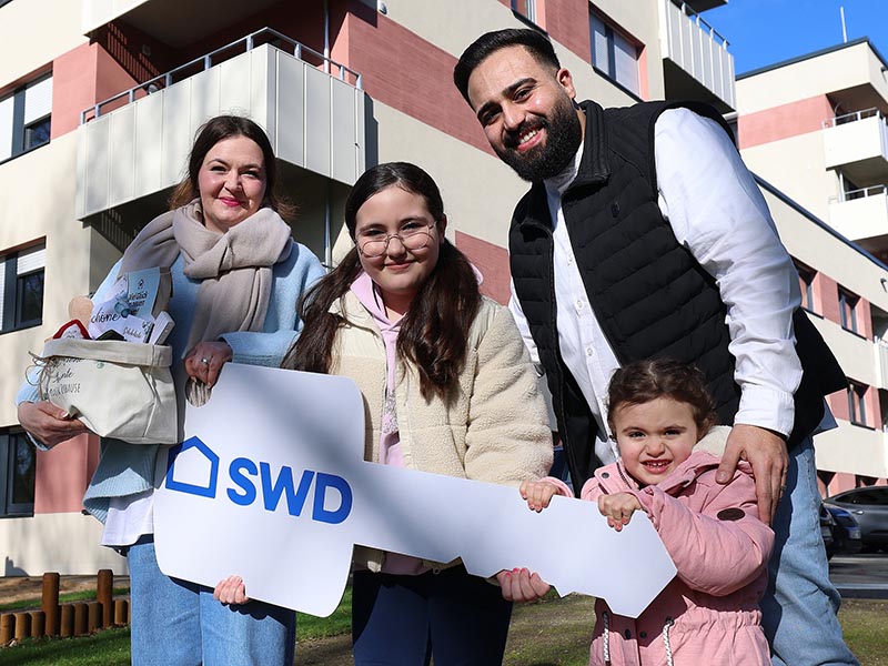 Familie El Makhtrioui mit dem symbolischen Schlüssel für die neue Wohnung in der Chemnitzer Straße